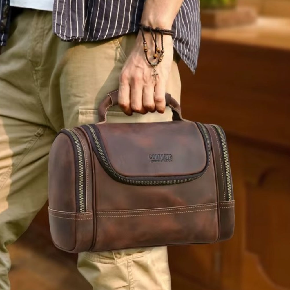 Homme portant trousse de toilette cuir vintage marron avec anse renforcée transport
