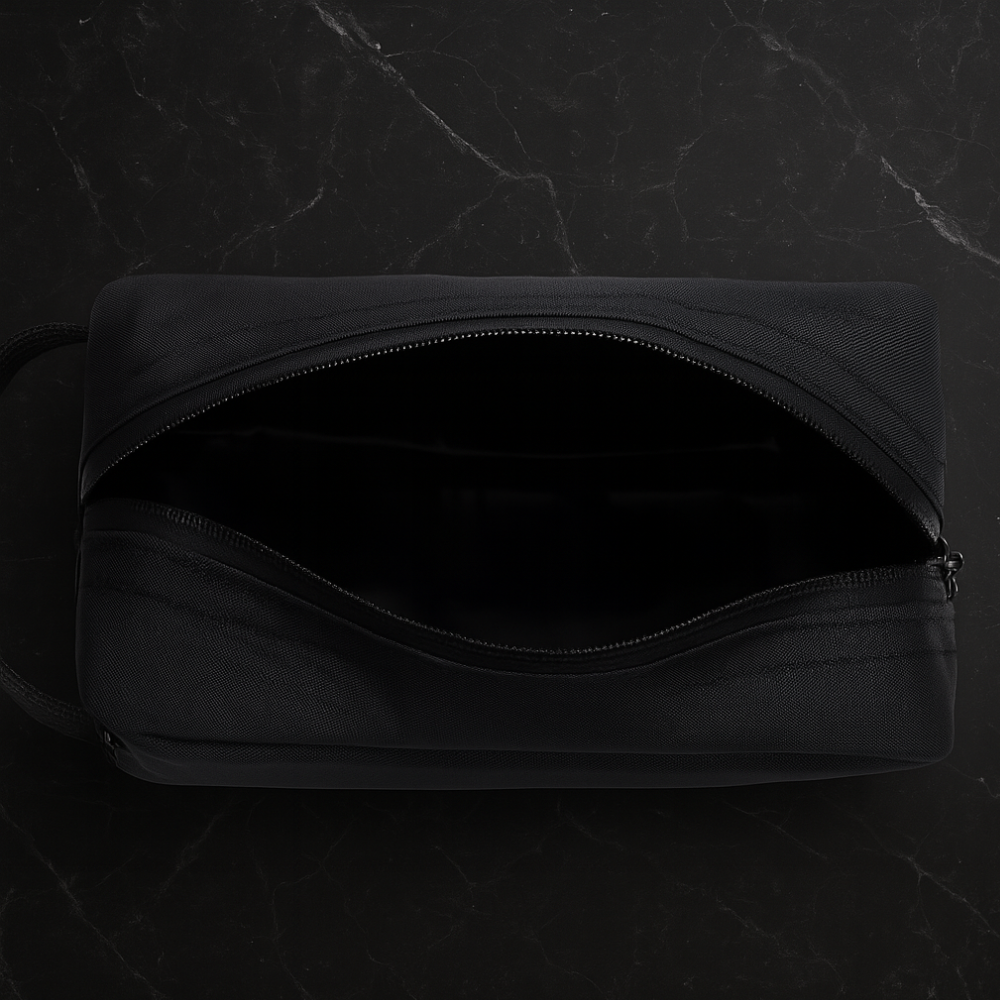 Intérieur d'une trousse de toilette noire pour homme