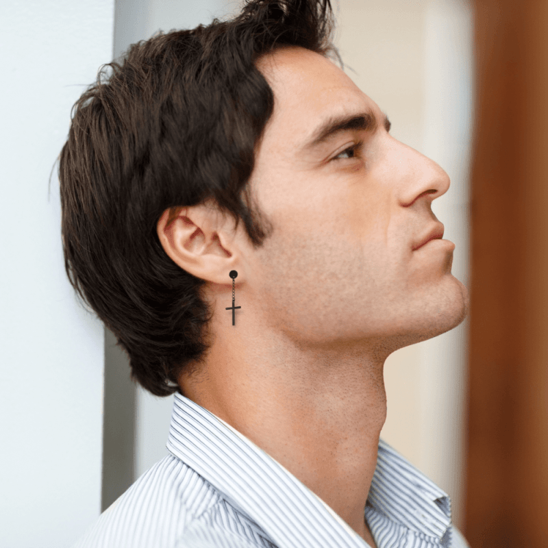 Boucles d'oreille pour homme avec pendentif croix noir, accessoire tendance pour un look masculin