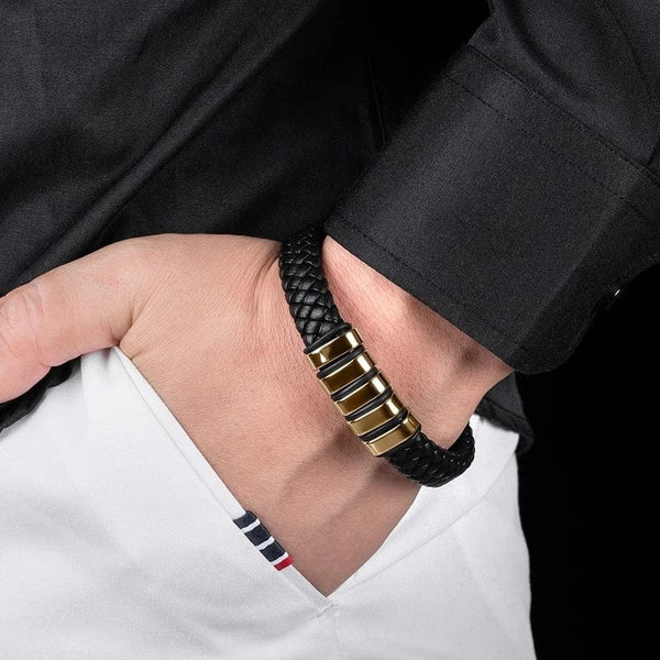Bracelet personnalisé cuir tressé avec ses plaques à graver or porté par un homme