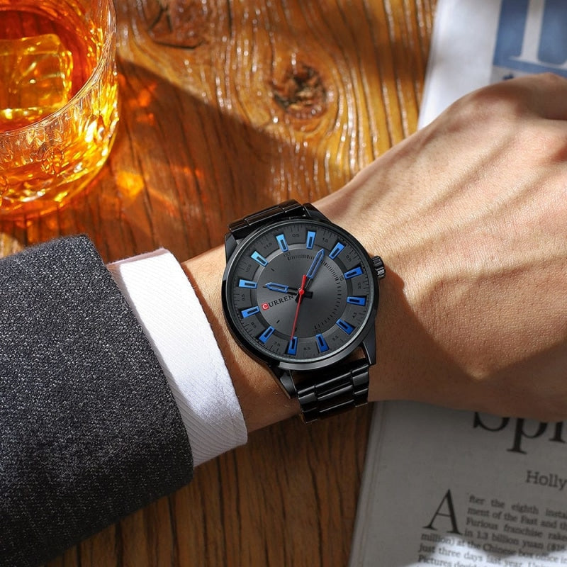 Montre Noire Homme en Acier bleue portée