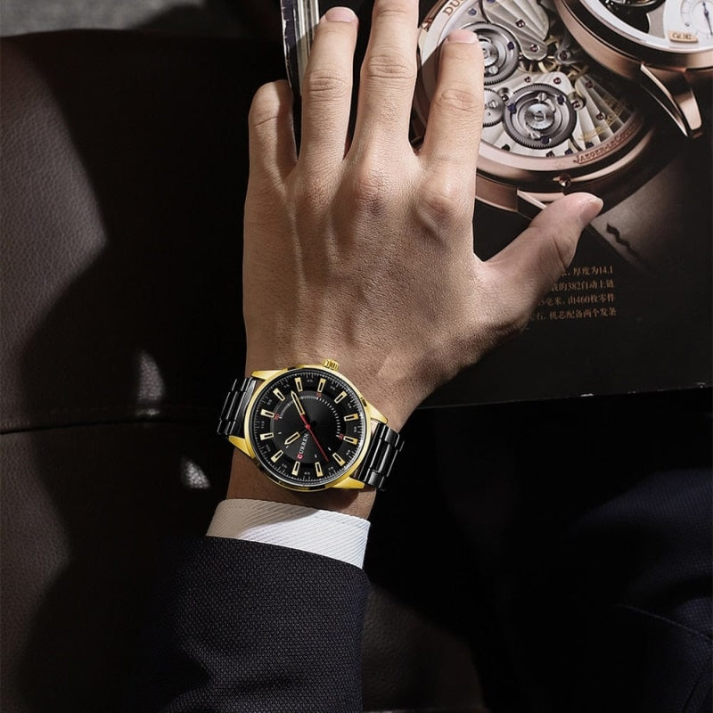 Montre Noire Homme en Acier or portée