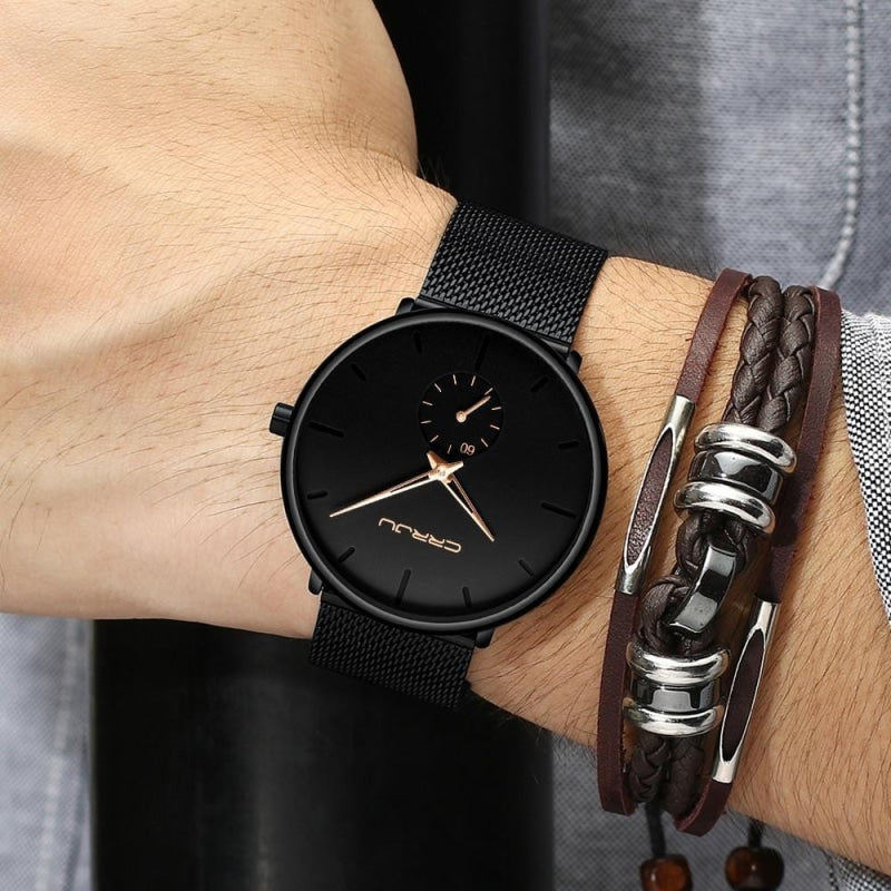 Montre Noire Quartz or rose portée