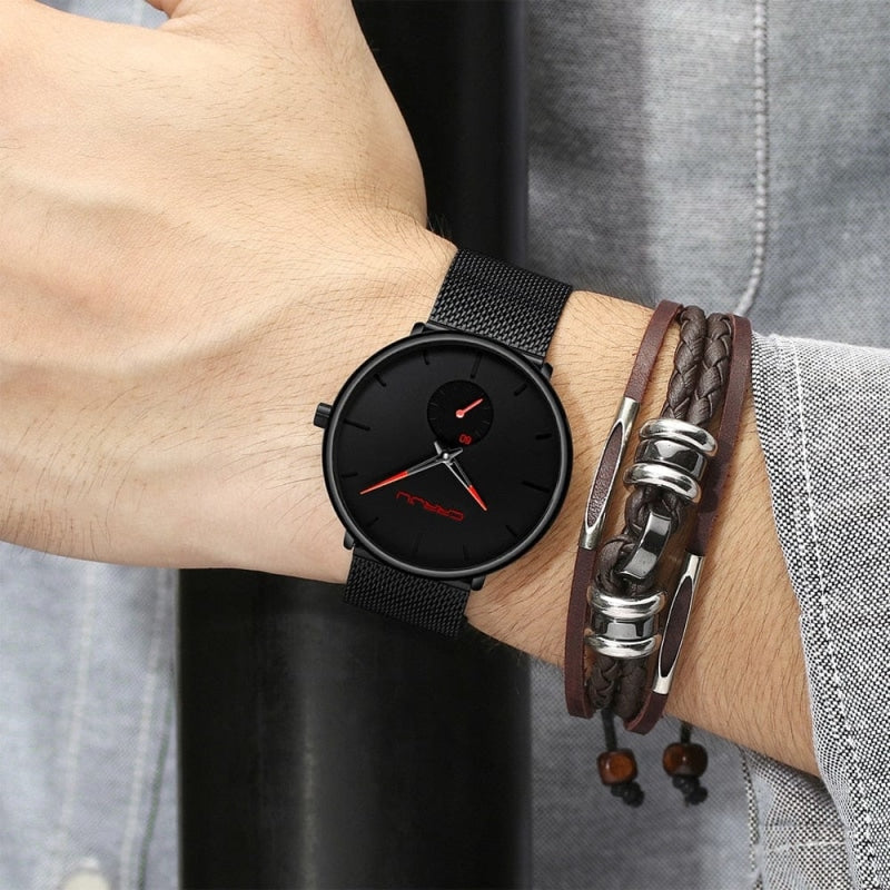 Montre Noire Quartz rouge portée