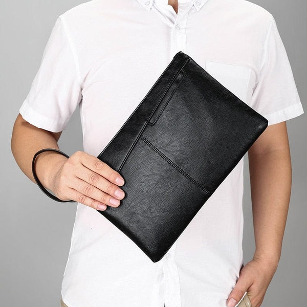 Pochette en cuir noir pour homme portée par un homme