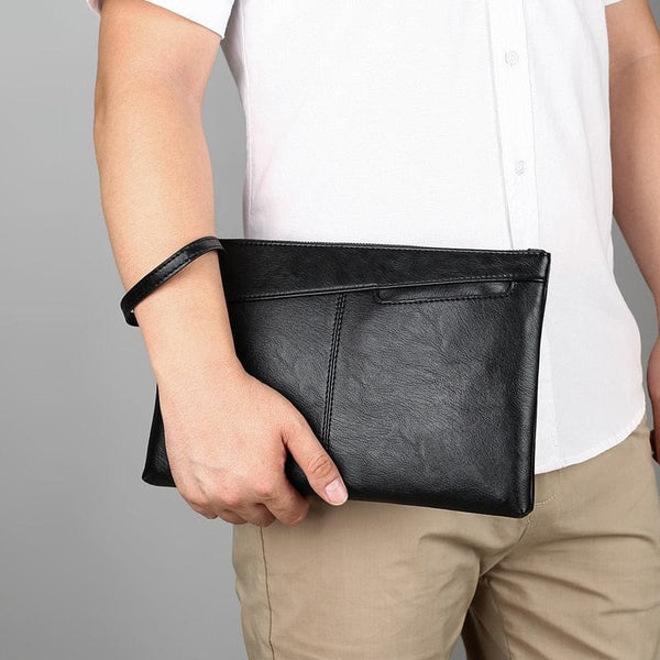 Pochette en cuir noir pour homme portée par un homme