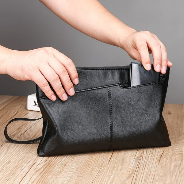 Pochette en cuir noir pour homme utilisée par un homme