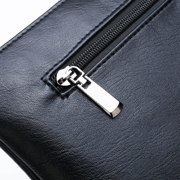 détail de la fermeture de la Pochette en cuir noir pour homme