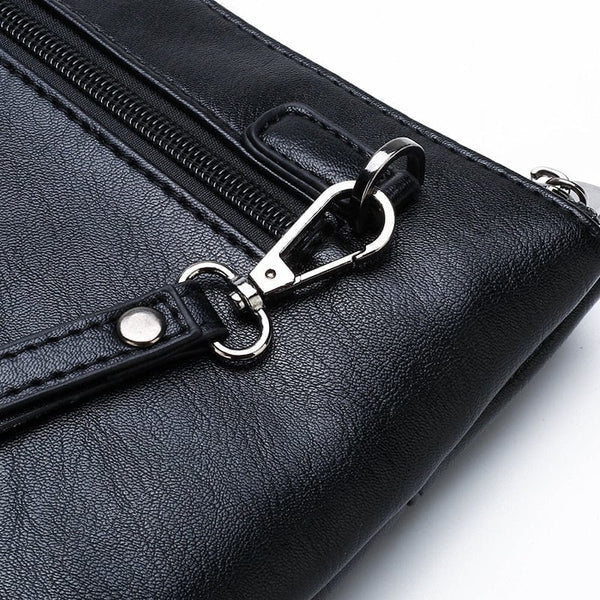 détail de l'attache de la Pochette en cuir noir pour homme