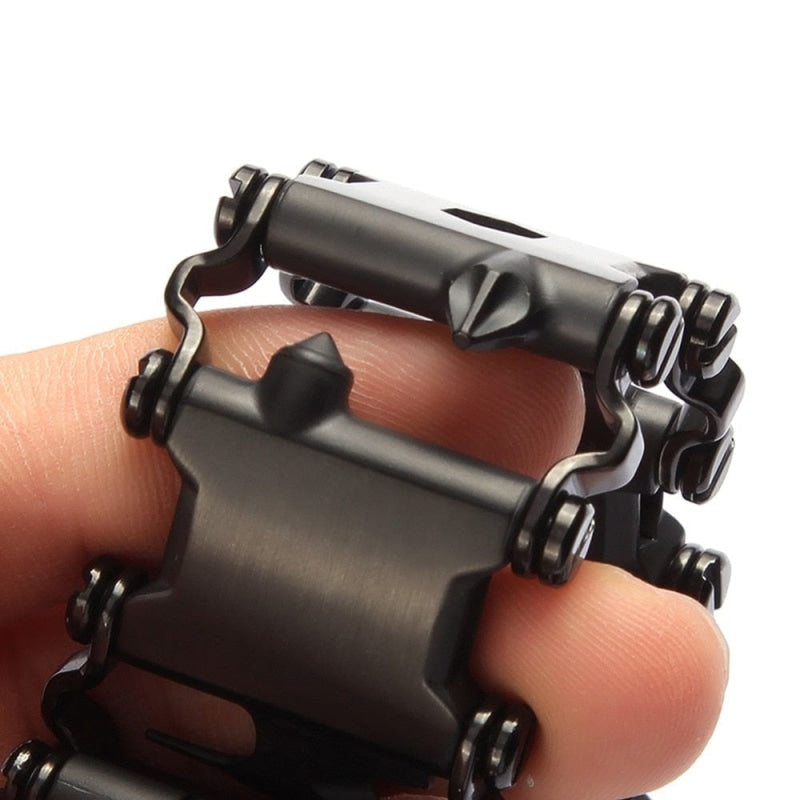 Bracelet homme outil noir tenu à la main, maillons articulés