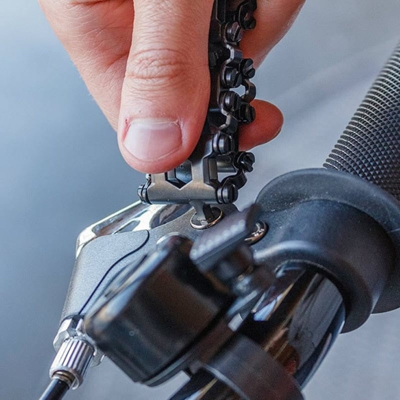 Bracelet homme outil noir utilisé pour visser un composant de vélo