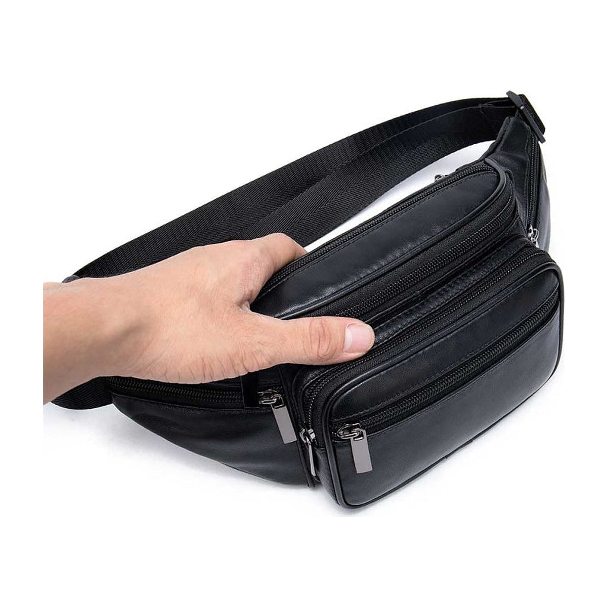 Sac banane en cuir noir tenu à la main
