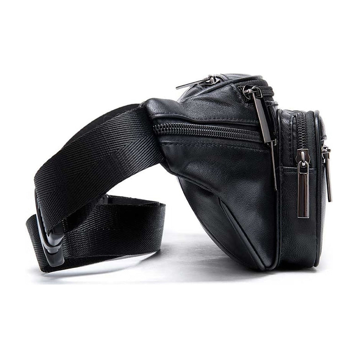Épaisseur du sac banane en cuir noir vue de profil